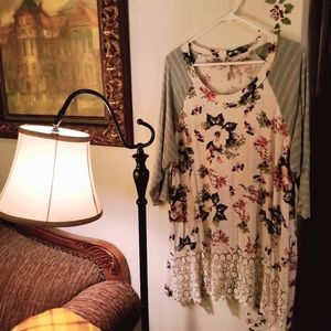 🎄4 for $20! Womens Stretchy lace Top